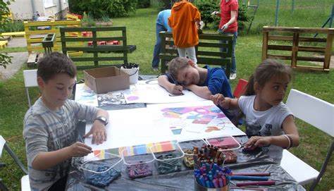 Deti kreslia plagát o pitnom režime