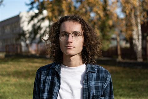 Ilustračná fotografia študenta s knihami v ruke pred univerzitou v zahraničí