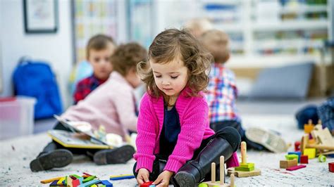 Deti sa hrajú s hračkami a knihami