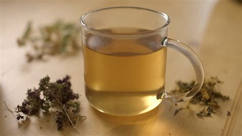 Ilustrácia dojčiacej matky pijúcej bylinkový čaj