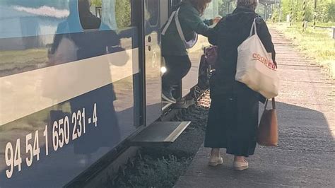 Rodina nastupuje do vlaku
