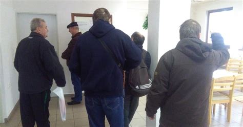 Senior a študent v rade na lístky