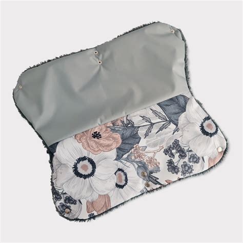 Zimný rukávnik pripevnený na rukoväť kočíka