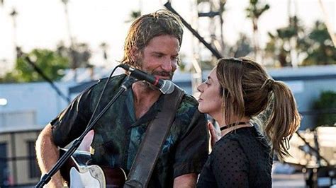 Bradley Cooper ako Jackson Maine vo filme Zrodila sa hviezda