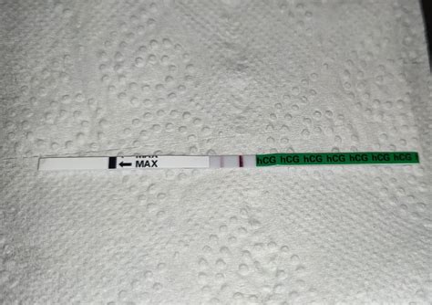 Žena držiac pozitívny tehotenský test