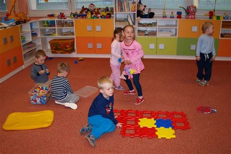 Deti sa hrajú s hračkami vo vaničke