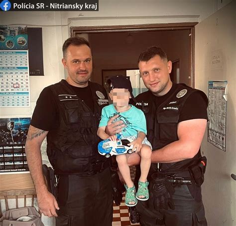 Dieťa s rodičmi na policajnom oddelení vybavuje doklady