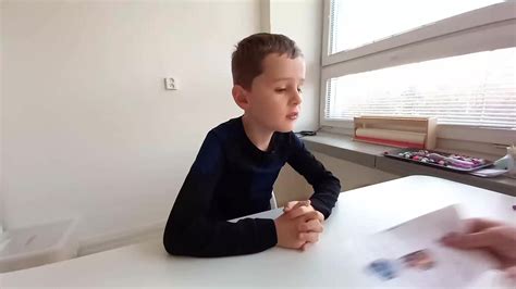 Ilustračný obrázok dieťaťa hrajúceho sa doma s rodičom