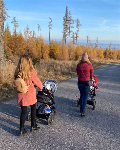 Rodina s kočíkom Britax Go Next na prechádzke