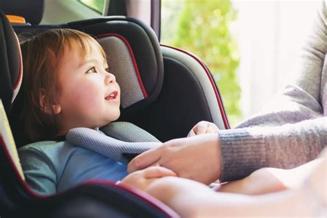 Detskú autosedačku typu vajíčko