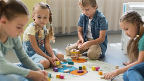 Dieťa hrajúce sa v škôlke