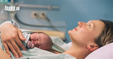 Otec klokankuje svoje novonarodené dieťa