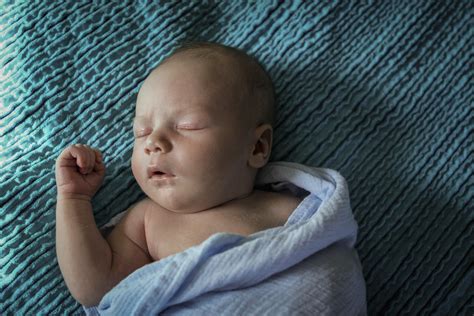 dieťa spí vo svojej postieľke