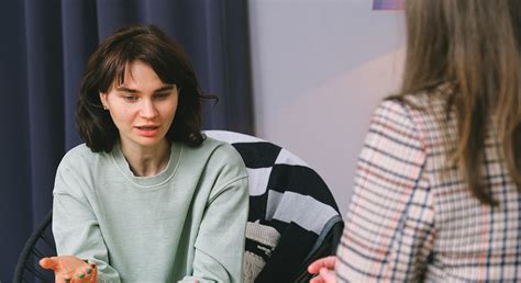 žena rozprávajúca sa s psychológom
