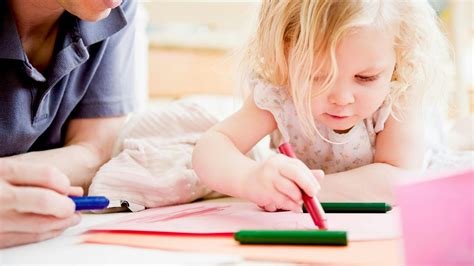 dieťa strihajúce papier