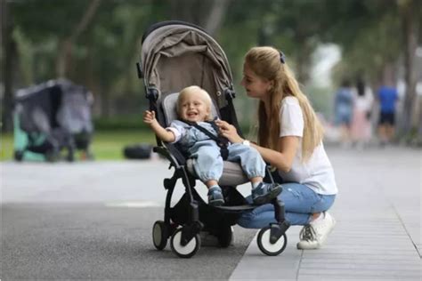 Ilustrácia porovnania korýtkového a rovného sedenia v kočíku