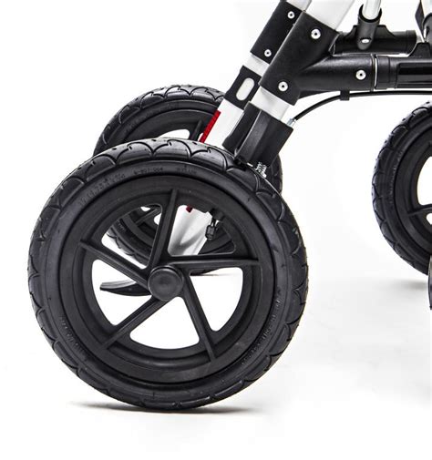 Detail podvozku kočíka s nafukovacími kolesami