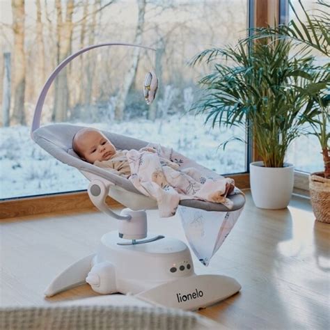 Detské hojdacie kresielko s hrazdičkou a dieťaťom