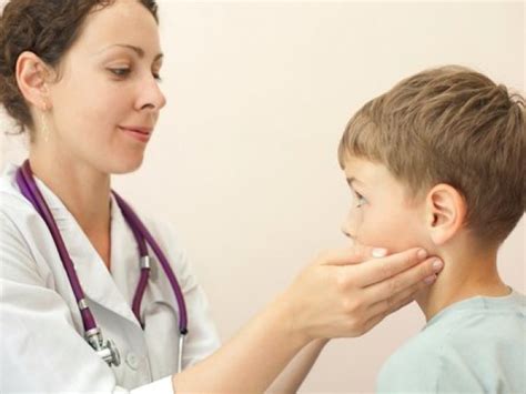 Detský lekár vyšetrujúci dieťa