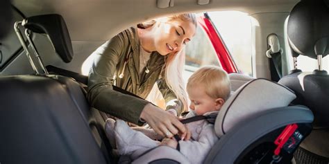 Dieťa v autosedačke otočenej v protismere jazdy