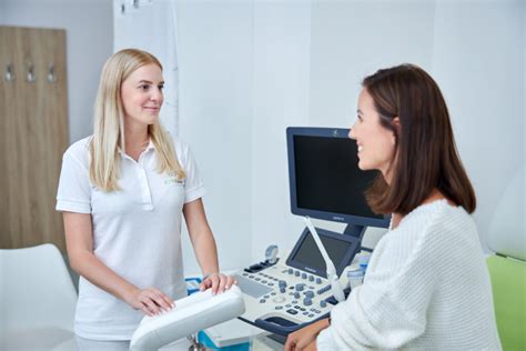 žena s gynekológom diskutuje o tehotenstve