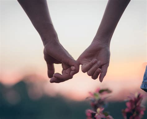 Pár držiac sa za ruky s dieťaťom