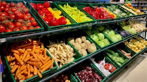 žena si vyberá čerstvé potraviny