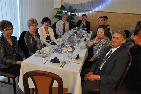 Ilustrácia lekára rozprávajúceho sa s rodičom o dieťati