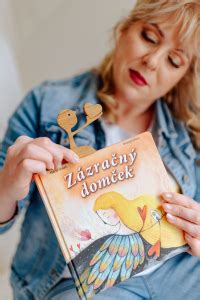 Ilustrácia detí pri čítaní knihy s rodičom