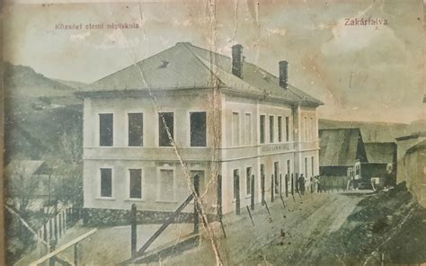 Dobová fotografia školy v Ladcoch alebo jej okolia