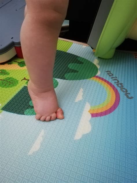 Dieťa sa stavia na nohy s oporou o nábytok