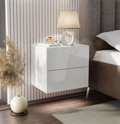 závesný biely nočný stolík v interiéri