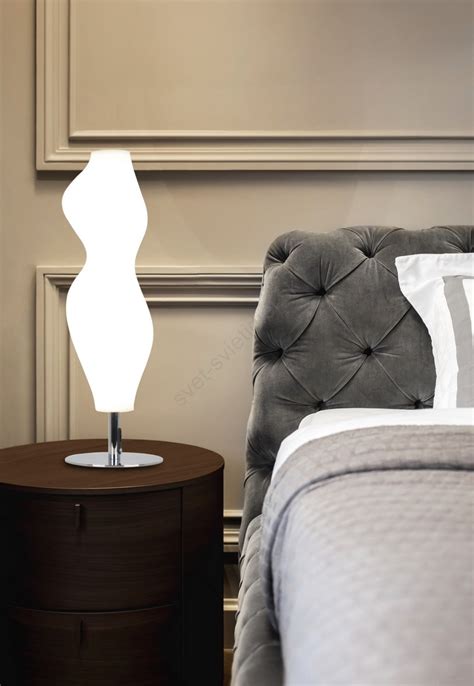 dizajnové lampy na nočnom stolíku