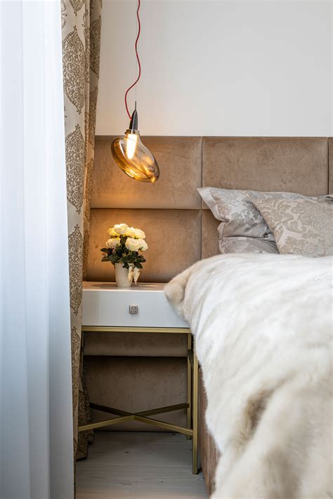 minimalistická spálňa s bielym nočným stolíkom a rastlinami