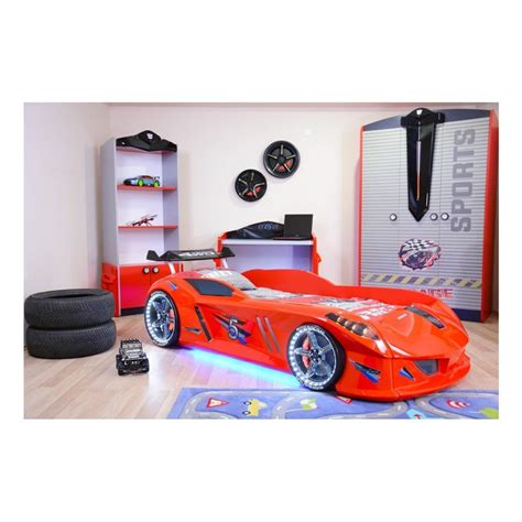 Dieťa s nočníkom v tvare športového auta