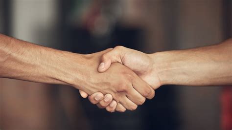 Dve ruky, jedna dospelá a jedna detská, ktoré sa nedotýkajú