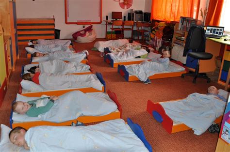 Deti spia v spacích vakoch