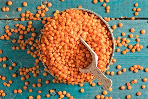 Červená šošovica v miske s drevenou lyžičkou