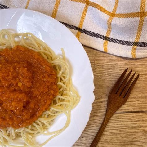 Tanier s cestovinami a omáčkou z červenej šošovice