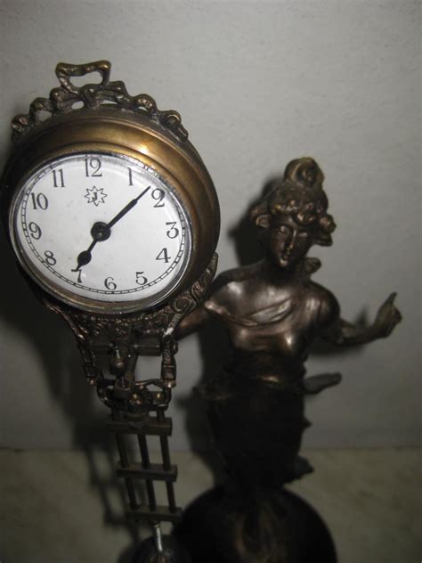 Žena pozerajúca na hodiny