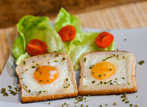 Ilustračná fotografia chleba vo vajíčku na tanieri