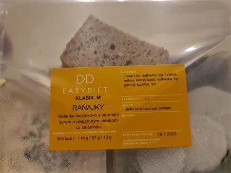 Infografika zobrazujúca rozdiely v nutričných hodnotách medzi bielym a celozrnným chlebom