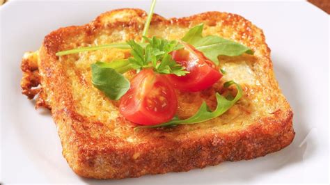 Koláž rôznych variantov chleba vo vajíčku