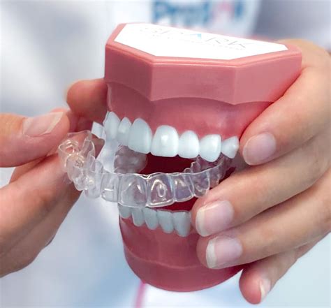 Ilustrácia strašidelných jabĺk s orechovými