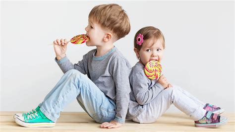 Dve deti v čiernosivom kočíku