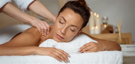 žena s partnerom pri masáži