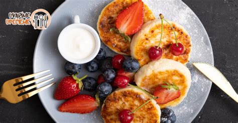 Zostavené raňajky z rôznych zdravých ingrediencií