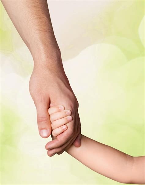 Detské ruky sťahujúce záclonu