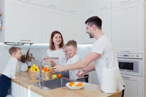 dieťa pomáha v kuchyni