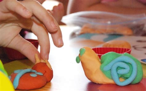 Deti tvoria s plastelínou